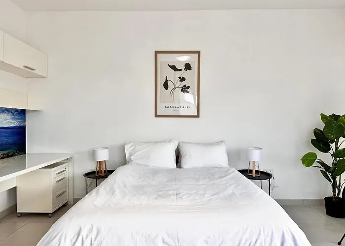 St Julians Hillside With Pool Villa