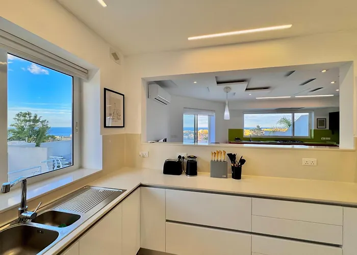 Villa St Julians Hillside With Pool *