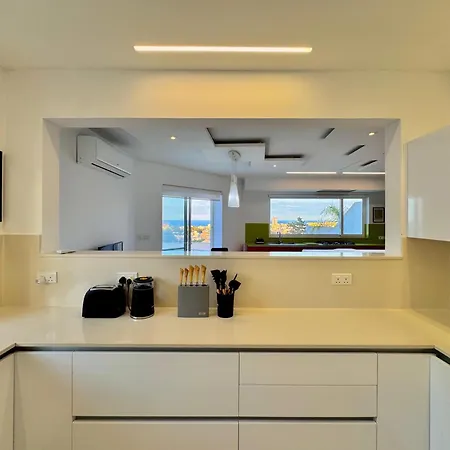 St Julians Hillside With Pool Villa *