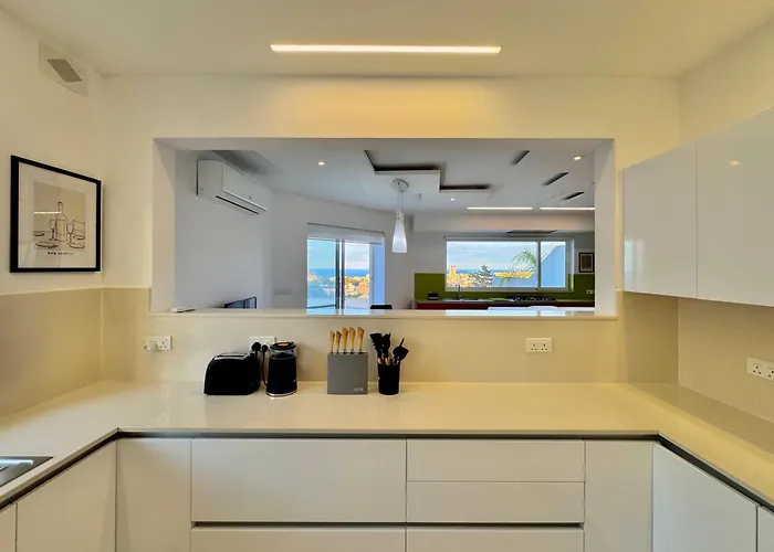 St Julians Hillside With Pool Willa *